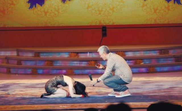 曾下跪拜师赵本山，黄圣依乘风破浪再次翻红，