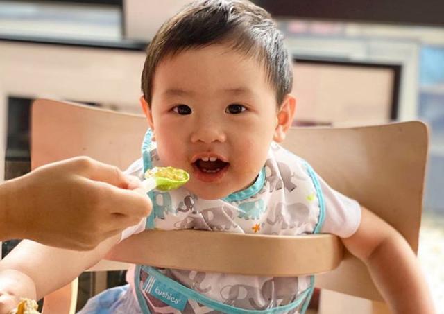 乐基儿晒儿子吃饭萌照，Hunter虎头虎脑大眼睛，二婚也幸福