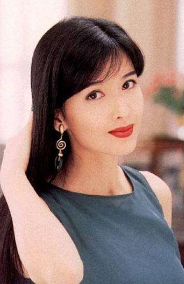 被誉为香港“玉女”，怕变老坚决不晒太阳不生