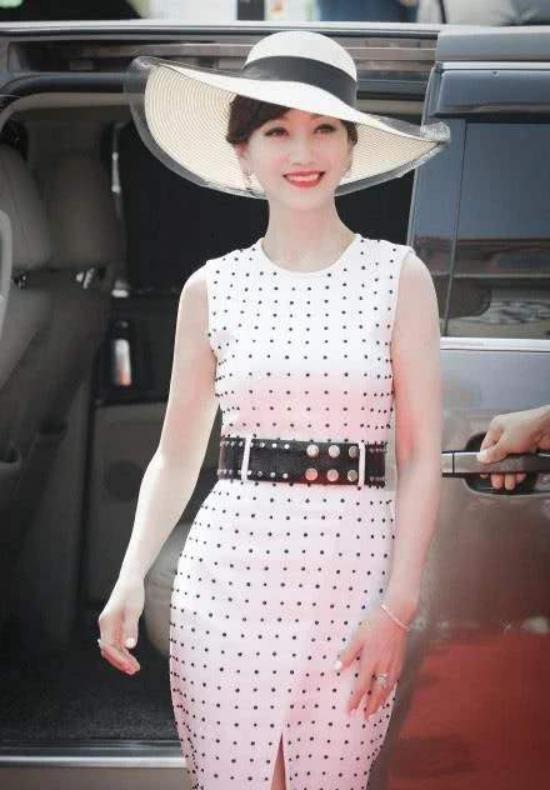 赵雅芝这么大岁数还穿的像个孩子，与老公撒陈年狗粮，真享福