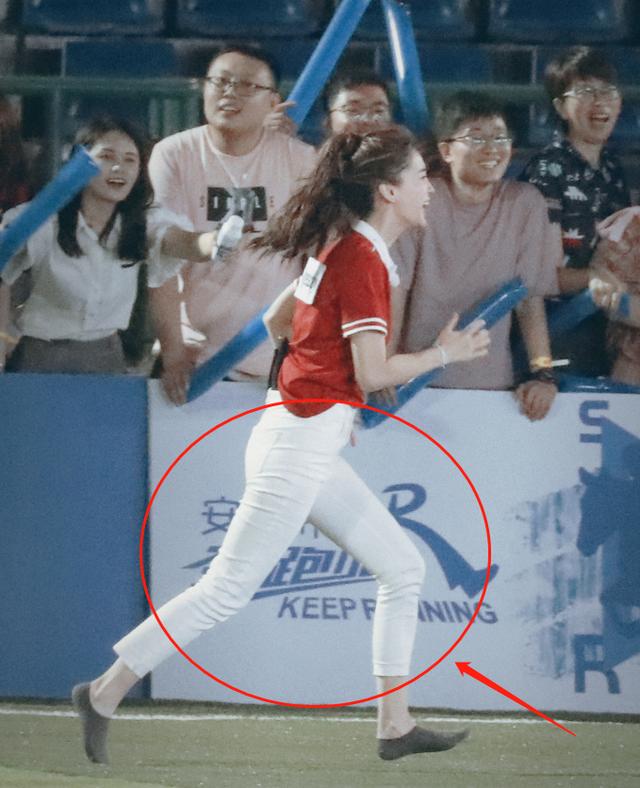 baby穿紧身裤不搭高跟鞋，见她生图下的全身照，真实身材一望而知