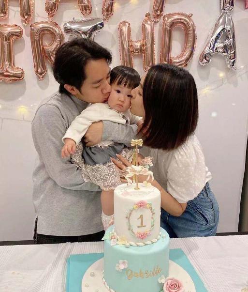 娱乐圈两位奶爸，同天官宣妻子怀二胎，父亲节