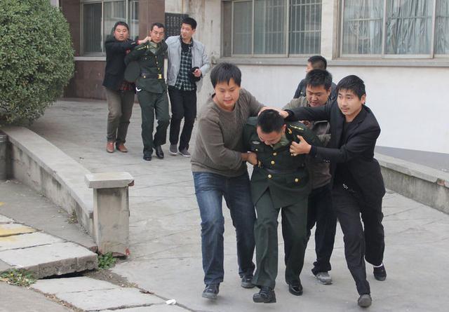 他冒充军人行骗15年，被捕后反问：难道我不是“少将”？