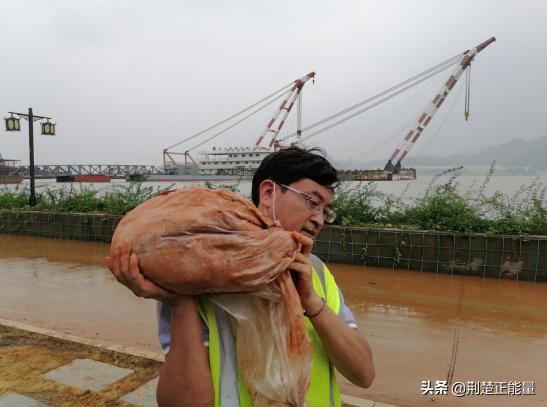 湖北武穴陈昌明：“大家，辛苦了！御江集团看你们来啦！”