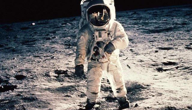 美国宇航员回想登月细节：降落时曾出现意外，而且月面其实很脏