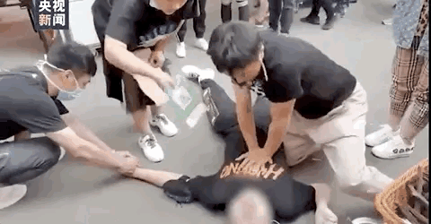 眼镜都甩掉了，但真的很帅