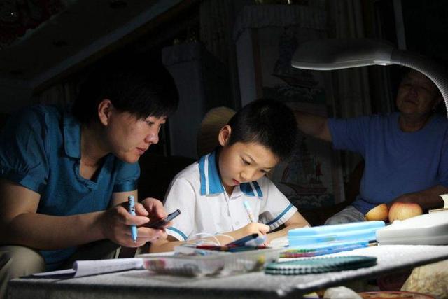 一年级的小学生写作业很慢很拖拉,怎么办