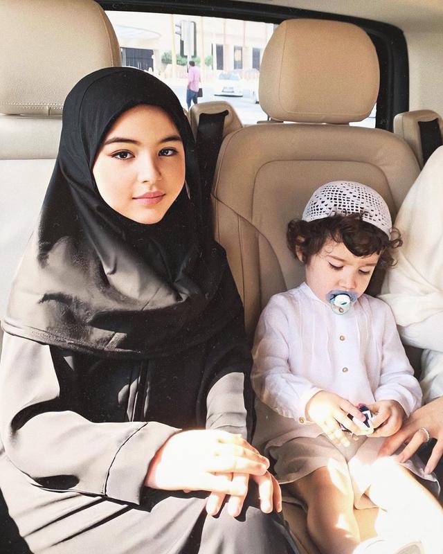 穆斯林美女如何在时尚大城市中保持严格的教规