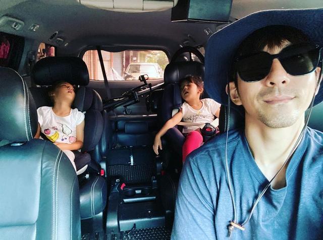 修杰楷晒周末独自带娃成果，两女儿累到昏睡，波妞小秘密被曝光