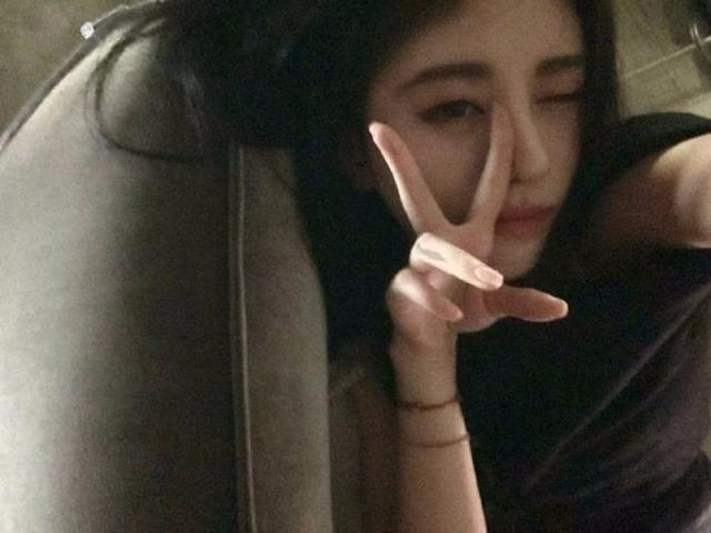 27 Year Old Ju Jingyi Takes A Selfie With Messy Hair And Charming Eyes