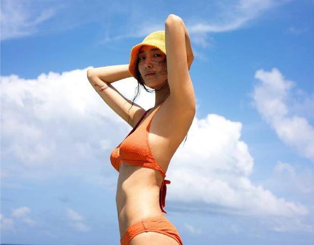 Actress Wang Zixuan Posted Vacation Photos Wearing An Orange Bikini