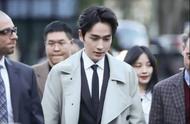 Zhu Yilong reflects exposure nearly! Dust coat is taken outside suit suit, with small do 5 years old