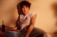 Wang Yuan pats abdominal muscle of magazine small 