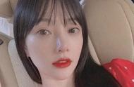 Li Xiaolu basks in bright red lip to be patted one