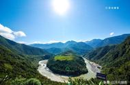 蜂蝶去纷纷,香风隔岸闻欲知花岛处,水上觅红云这首诗的意思是