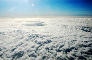 Rambling high in the clouds, what kind of is the sky that sees from the plane?