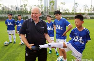 Applying uncle to be Chinese football is to hold r