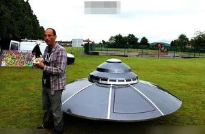 The man abstains UFO to go into the street, the po