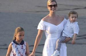 Yi Moka looks after children go out, long skirt of white waves wave the United States became celesti