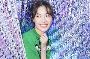 Fragrant China female advocate Zhong Chuxi appears on base camp, bump into Hui Qiao of facial the So