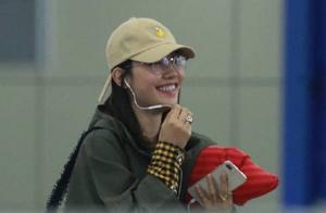 Bai Baihe wears peaked cap low-key phone showing a