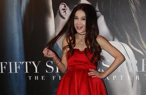 A red skirt show 52 years old of Wen Bixia persona