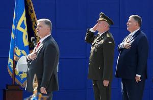 Wu Kelan holds independent day review troops