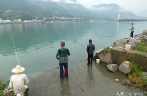 Hubei Yichang: Picturesque fishing lover is in beautiful scenery of mist of 3 gorge rain fish with a