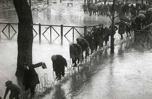 1910 after rainstorm, water of river of accept of 