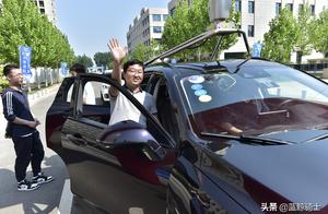 Citizen of warm-up of world intelligence congress tries an experience nobody drive car