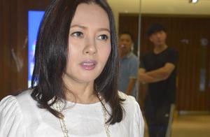 Li Lizhen shows a body 