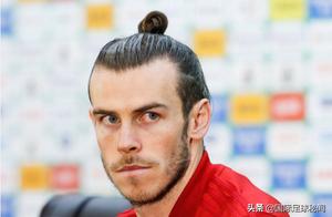 The head exceeds in an ancient folding chair easy 