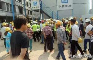 Bank worker of building site of bay of city pomegr