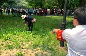 Beijing aunt park digs bamboo shoot 60 are punished 50 yuan, netizen: Punishment is too light