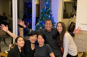 Liang Jiahui's daughter is carried handsome male friend has come home the Christmas, the family hap
