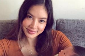 Le Jier is postpartum bask in child, the hand holds flower and son in the arms, the face takes a smi