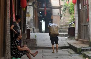 The memory of days: Ancient town of Zhongshan of county of Chongqing river ferry