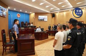 Be forced leave school suspend one's schooling, s