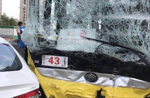 Harbin a 43 road buses are irruptive parking lot, hit 11 cars repeatedly, without personal casualty