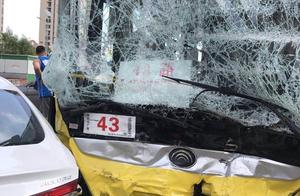 Harbin a 43 road buses are irruptive parking lot, 