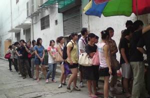 Roadside is fastfood go out again 