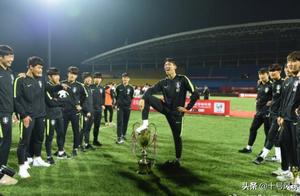 Invert greatly! The foot steps on host team of pot