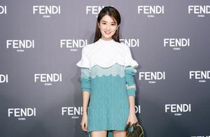 Qiao Xin attends brand old show in Shanghai, pure and fresh blue sweater appears on a suit, there is