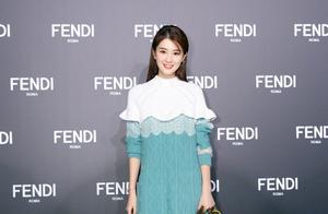 Qiao Xin attends brand old show in Shanghai, pure 
