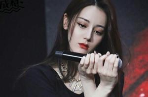 Dilireba is online all alone life, rip the dress t