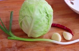 The hand rips the making hang of packet of dish, l