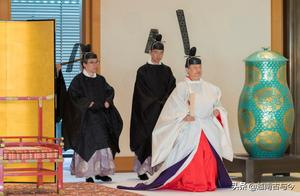 De Renshen wears dress of the emperor of Japan to 