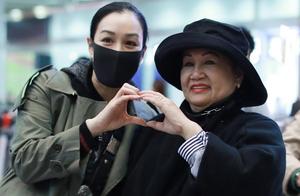 Zhong Liti takes parental travel to return, husband does not ignore figure in dress overstaffed, mom