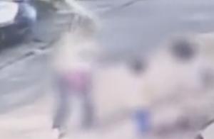 Woman for " move unlucky " hold conduit in the s