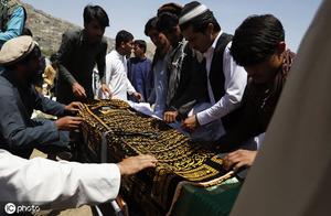 Afghanistan phonates for the female at the door home of well-known female journalist by shoot dead e